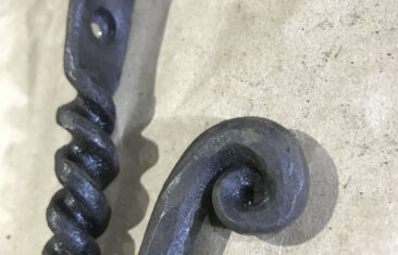 Крючок кованый с большим завитком, крученым цевьем, двумя отверстиями, 11-2-5,5 см