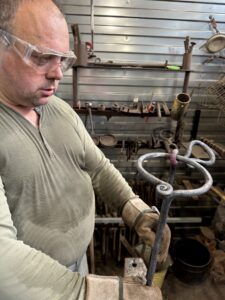 кузнец Васильев Алексей за работой в кузнице