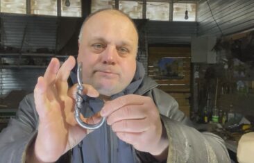 Она сказала: “Да, задолбал уже валяться” и тут появился кованый крючок для шланга пылесоса; #история одного заказа