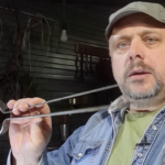 кузнец Васильев Алексей с щипцами в руке