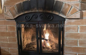 Каминная решетка с коваными элементами